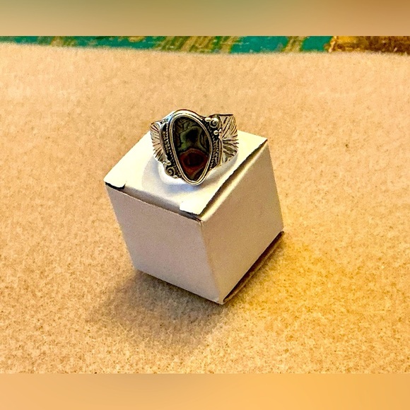 Beautiful Ring size 8, Brand New - Picture 1 of 2